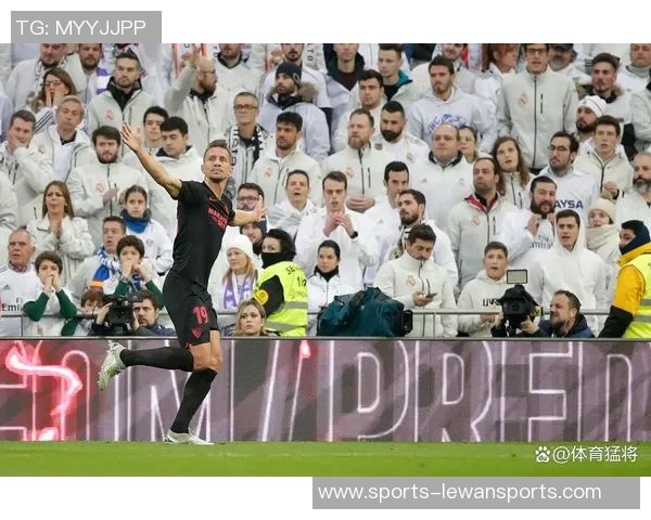 足球比赛中红牌的影响与解析如何改变比赛走势与球员心理