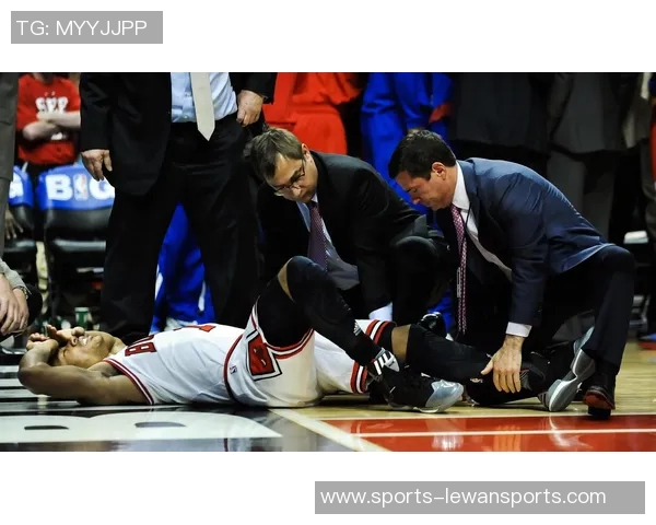 杰威在季后赛中忍痛拼搏右手韧带撕裂后成功接受修复手术